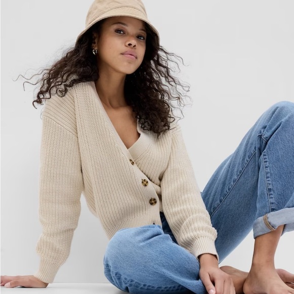 GAP cable knit button up sweater - Picture 2 of 11